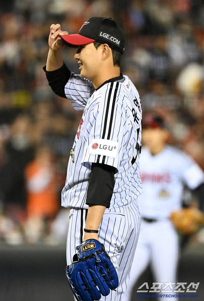 '1점 차에도 웃어?' 10경기 연속 무실점 세이브...LG 뒷문 지배하는 유영찬의 배짱 [잠실 현장]