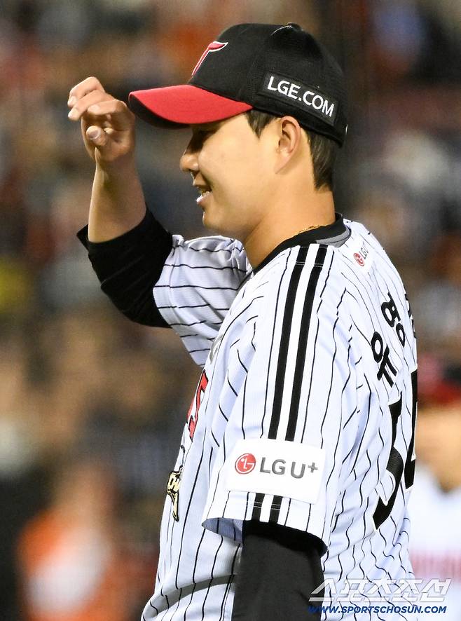 '1점 차에도 웃어?' 10경기 연속 무실점 세이브...LG 뒷문 지배하는 유영찬의 배짱 [잠실 현장]