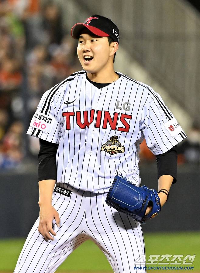 '1점 차에도 웃어?' 10경기 연속 무실점 세이브...LG 뒷문 지배하는 유영찬의 배짱 [잠실 현장]