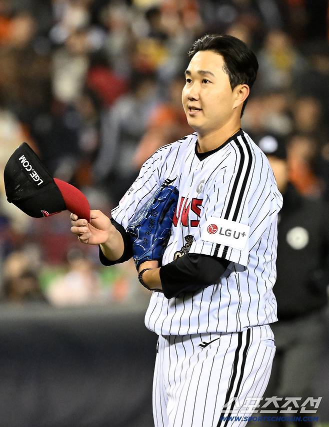 '1점 차에도 웃어?' 10경기 연속 무실점 세이브...LG 뒷문 지배하는 유영찬의 배짱 [잠실 현장]