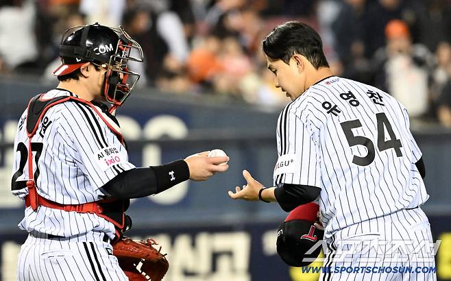 '1점 차에도 웃어?' 10경기 연속 무실점 세이브...LG 뒷문 지배하는 유영찬의 배짱 [잠실 현장]