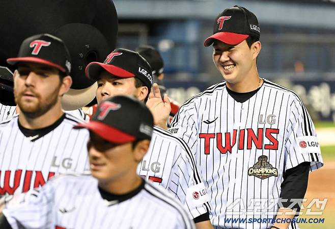 '1점 차에도 웃어?' 10경기 연속 무실점 세이브...LG 뒷문 지배하는 유영찬의 배짱 [잠실 현장]