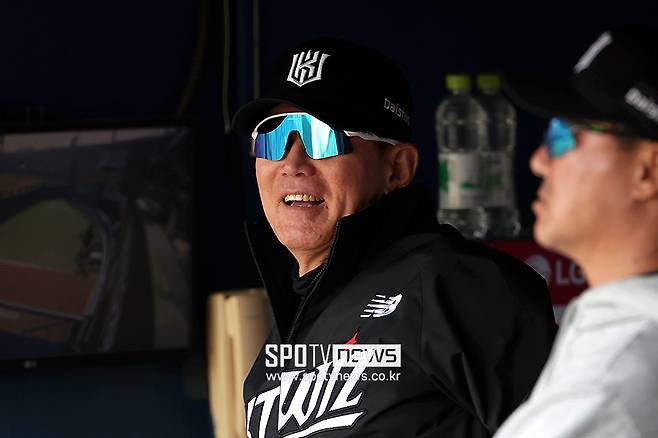 순간의 선택이 가른 한화와 KT의 희비… ‘ERA 1.64’ 불펜 굴러 들어왔다? 운명의 장난인가