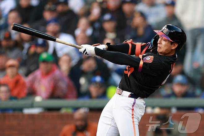 '멀티히트' 이정후, '치명적 실책' 김혜성과 시즌 첫 대결서 판정승