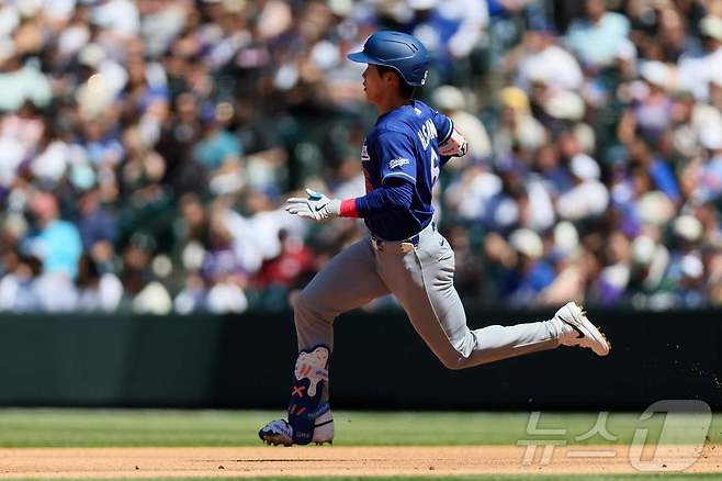 '멀티히트' 이정후, '치명적 실책' 김혜성과 시즌 첫 대결서 판정승