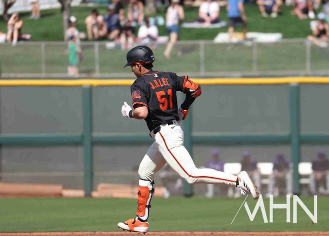 정신나간 주루코치 때문에 이정후 뿔났다, '1루 주자를 홈까지 돌리다니'…부상 당한 듯