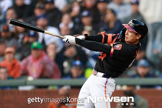 아웃 타이밍에 3루 코치는 왜 무리한 지시 했나..이정후, 허벅지 통증으로 교체