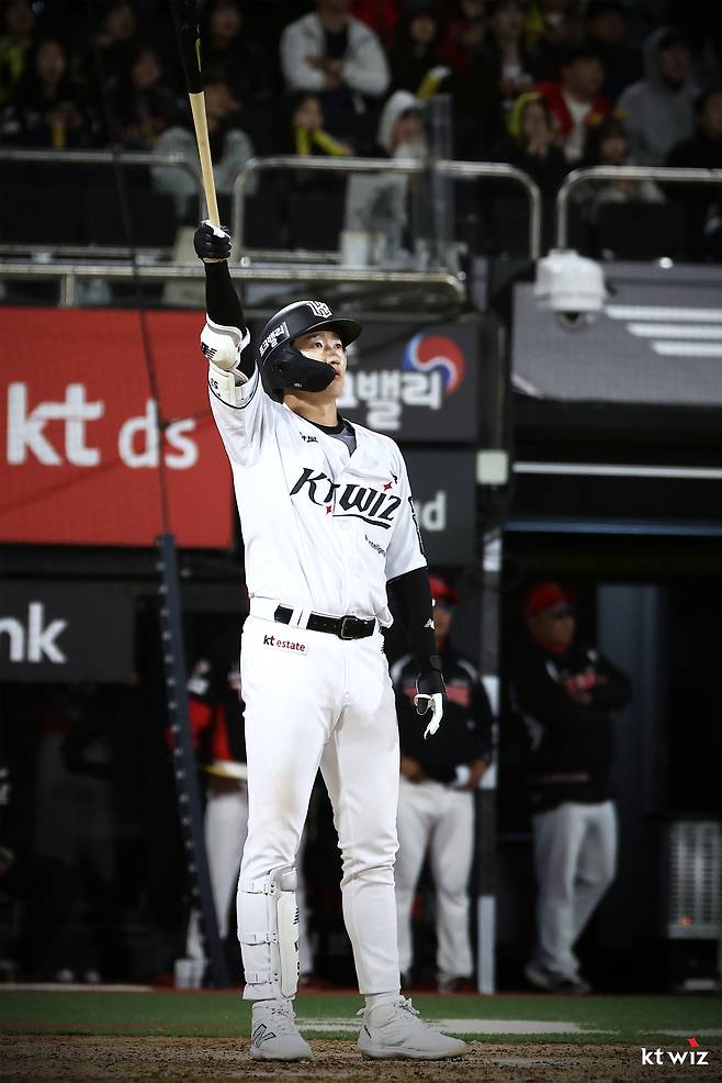 “가라, 가라, 가라” 배트 들고 한참 서 있던 KT 김민혁, 콜업하자마자 스스로 잡은 기회 “TV로 경기보다보니 분하더라”