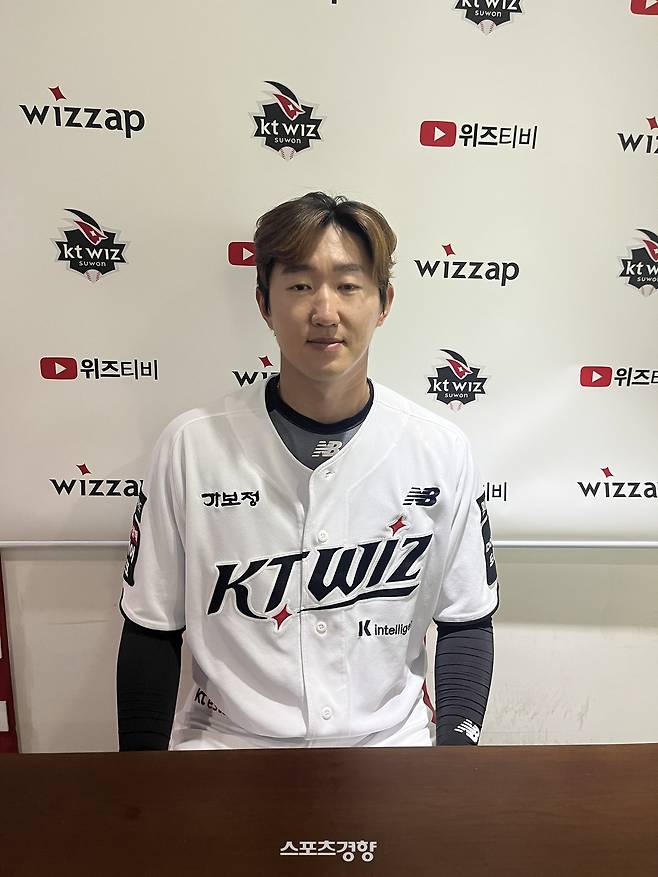 “가라, 가라, 가라” 배트 들고 한참 서 있던 KT 김민혁, 콜업하자마자 스스로 잡은 기회 “TV로 경기보다보니 분하더라”