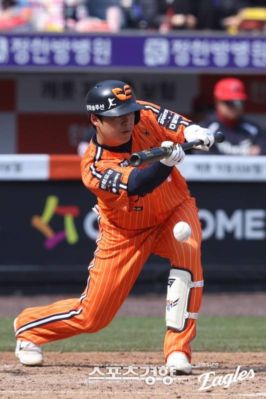 활화산 한화 타선에 돌아오는 노시환, ‘희생번트 굴욕’ 초반 슬럼프 극복할까