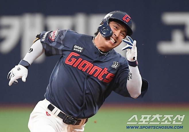 어떻게 이리 안 풀리냐...갈 길 바쁜 롯데 또 암초, 황성빈 부상으로 2군행 [부산 현장]