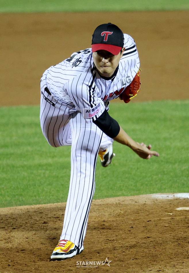 '우승 영웅이 어쩌다' LG 치리노스, '외인 교체도 고려 중' 팔꿈치 통증→엔트리 말소... 대체 선발은 이정용 [잠실 현장]