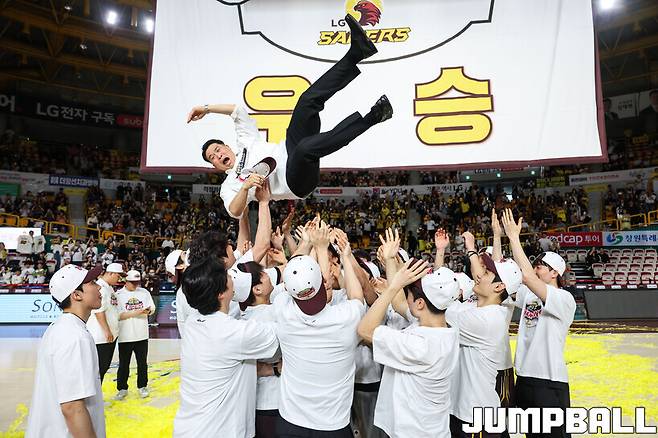 9위보다 늦은 1위 감독의 재계약, 조건은 코치들도 같은 3년 계약