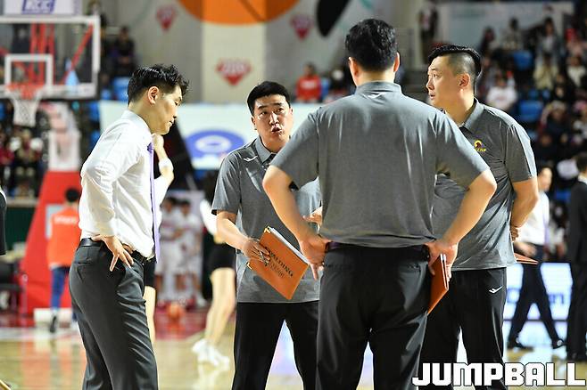 9위보다 늦은 1위 감독의 재계약, 조건은 코치들도 같은 3년 계약