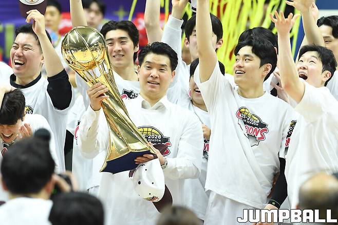 9위보다 늦은 1위 감독의 재계약, 조건은 코치들도 같은 3년 계약