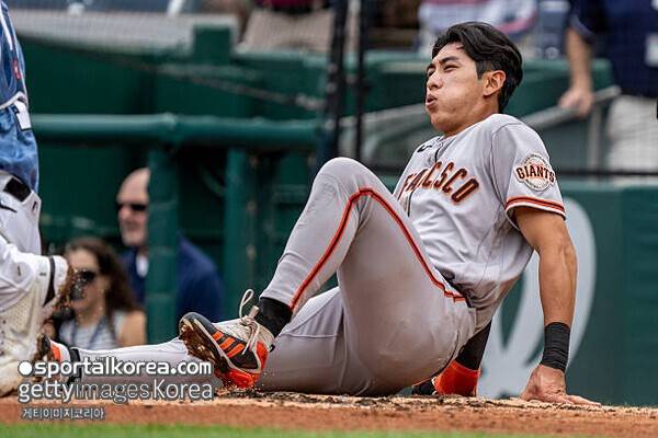 이정후, 주루코치랑 원수라도 졌나? 과한 지시에 또 홈에서 주루사…2년째 이어지는 '풍차 돌리기'의 악몽