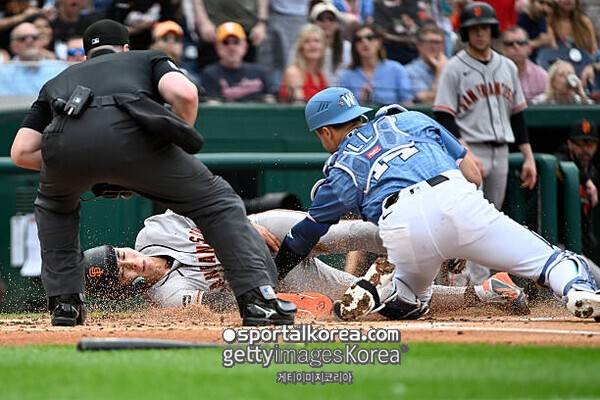 이정후, 주루코치랑 원수라도 졌나? 과한 지시에 또 홈에서 주루사…2년째 이어지는 '풍차 돌리기'의 악몽