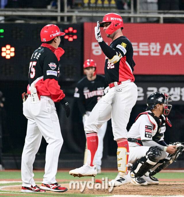 'KIA 팬들 열광' 호주 국가대표 드디어 KBO 데뷔 첫 홈런 폭발, 패패패 KIA 1-2 추격 [MD수원]