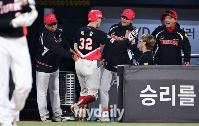 'KIA 팬들 열광' 호주 국가대표 드디어 KBO 데뷔 첫 홈런 폭발, 패패패 KIA 1-2 추격 [MD수원]