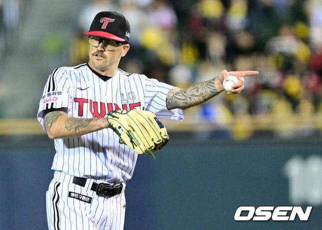 '3억 외인 투수, 가성비 으뜸이네' 8이닝 1피안타 무실점 완벽투, LG 3연승 신바람…한화 2연패 [잠실 리뷰]