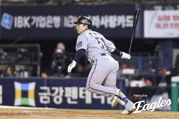 '한화 타율 1위' 문현빈 수난시대… 견제사·수비 실수로 고개 숙였다[스한 이슈人]