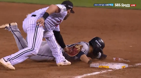 '한화 타율 1위' 문현빈 수난시대… 견제사·수비 실수로 고개 숙였다[스한 이슈人]