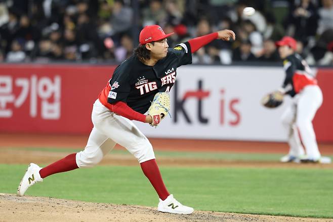 둘이 합쳐 ⅔이닝 4피안타 6실점…'필승조 붕괴' KIA, 팬들 8회 떠났다 [IS 냉탕]