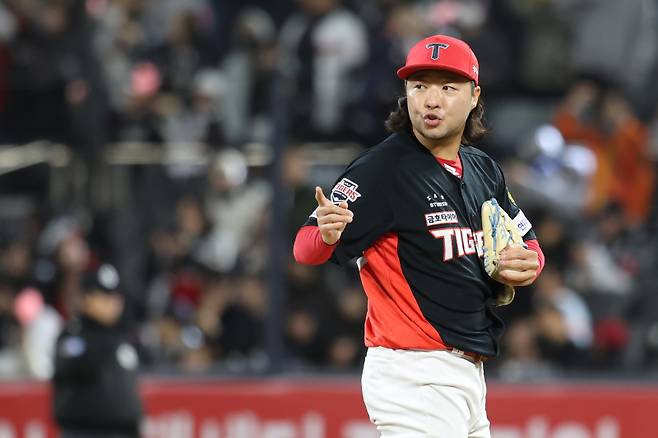 둘이 합쳐 ⅔이닝 4피안타 6실점…'필승조 붕괴' KIA, 팬들 8회 떠났다 [IS 냉탕]