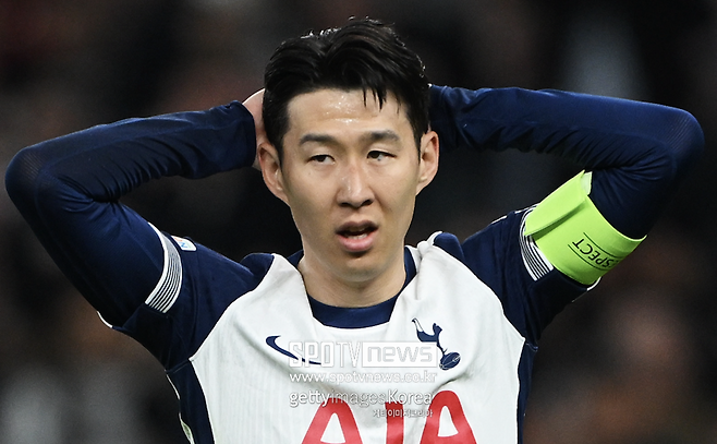 900억 받고 ‘런’, 손흥민이 10년 동안 쌓아올린 7번 무게감 ‘와르르’…“사비 시몬스, 토트넘 강등→ 뮌헨 이적” 