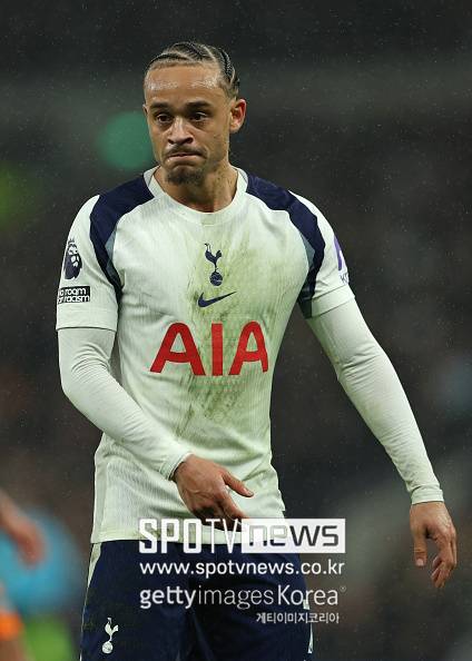 900억 받고 ‘런’, 손흥민이 10년 동안 쌓아올린 7번 무게감 ‘와르르’…“사비 시몬스, 토트넘 강등→ 뮌헨 이적” 