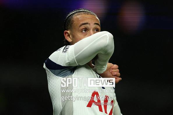 900억 받고 ‘런’, 손흥민이 10년 동안 쌓아올린 7번 무게감 ‘와르르’…“사비 시몬스, 토트넘 강등→ 뮌헨 이적” 