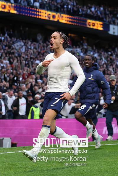 900억 받고 ‘런’, 손흥민이 10년 동안 쌓아올린 7번 무게감 ‘와르르’…“사비 시몬스, 토트넘 강등→ 뮌헨 이적” 