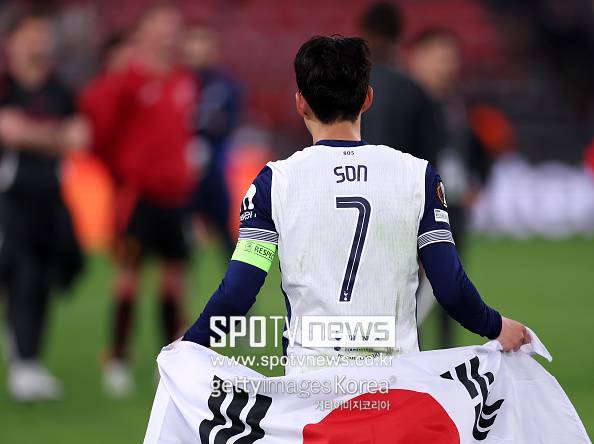 900억 받고 ‘런’, 손흥민이 10년 동안 쌓아올린 7번 무게감 ‘와르르’…“사비 시몬스, 토트넘 강등→ 뮌헨 이적” 