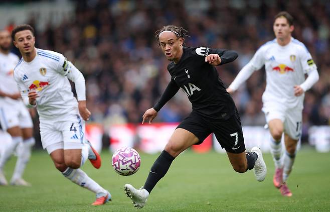 '손흥민 7번' 위상 다 떨어뜨려놓고 1년 만에 토트넘 탈출? 시몬스, 바이에른 뮌헨 이적설 재등장→강등 시 가격 급락 가능성