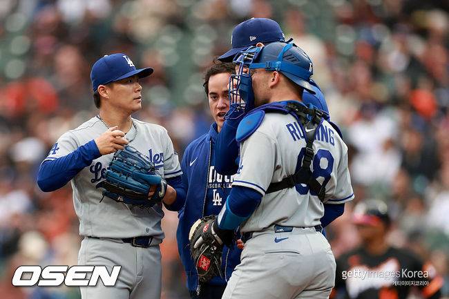 다저스 포수, 쓰러진 이정후에게 욕설 논란…SF 팬 분노 폭발 “라이벌리와 전혀 다른 문제, 진정한 악당”