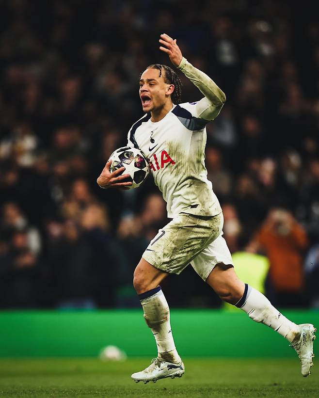 '미친 세리머니' 후 비난 폭주, 손흥민 7번 내팽게치고 떠날까...토트넘 탈출 가능성 급부상