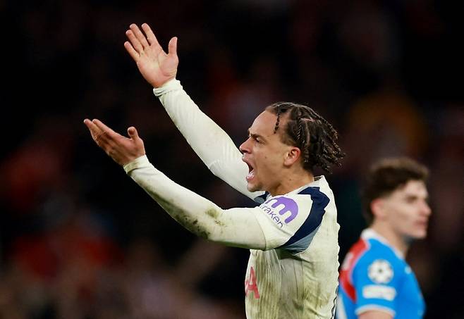 '미친 세리머니' 후 비난 폭주, 손흥민 7번 내팽게치고 떠날까...토트넘 탈출 가능성 급부상