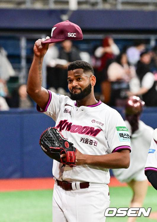 '12-0' 한일 야구 이렇게 다를 수 있나, 한국은 84구에도 완봉승 포기했는데…일본에선 '126구 완투승' 나왔다