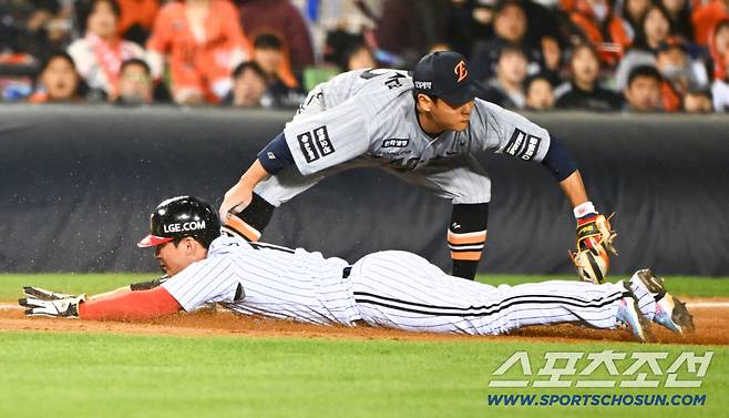 '안타였는데 이닝 종료' 3루·2루 동시 아웃...두 감독 동시 비디오 판독, 잠실 기묘한 3분 [잠실 현장]