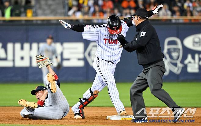 '안타였는데 이닝 종료' 3루·2루 동시 아웃...두 감독 동시 비디오 판독, 잠실 기묘한 3분 [잠실 현장]