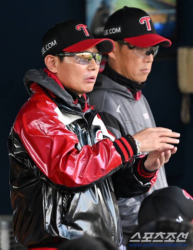 '안타였는데 이닝 종료' 3루·2루 동시 아웃...두 감독 동시 비디오 판독, 잠실 기묘한 3분 [잠실 현장]