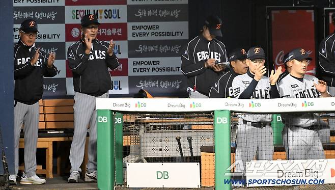 '안타였는데 이닝 종료' 3루·2루 동시 아웃...두 감독 동시 비디오 판독, 잠실 기묘한 3분 [잠실 현장]