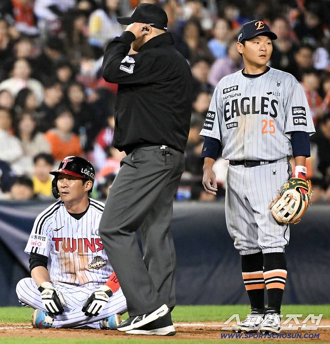 '안타였는데 이닝 종료' 3루·2루 동시 아웃...두 감독 동시 비디오 판독, 잠실 기묘한 3분 [잠실 현장]