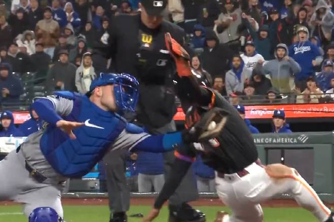 이정후에 ‘F워드’ 논란… 다저스 포수