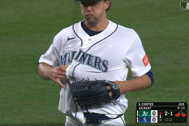 유니폼 속에 박힌 173㎞ 강습 타구…잡고도 ‘안타’ 된 이유