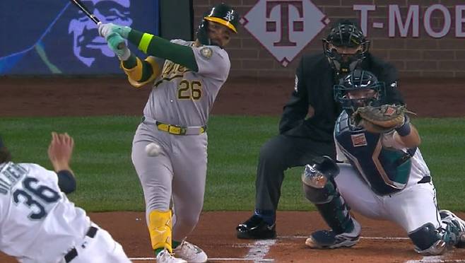 유니폼 속에 박힌 173㎞ 강습 타구…잡고도 ‘안타’ 된 이유