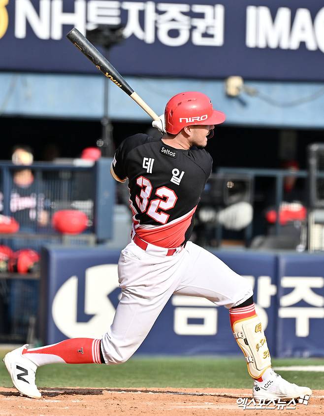 KIA '2.2억의 기적' 2루수 깜짝 이동→첫 홈런 '쾅'…카스트로도 곧 터진다? 꽃감독