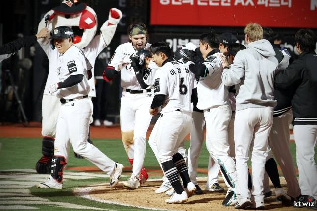 또.또.또 선발전원안타! KBO 최다기록 주인공, 삼성도 LG도 아니었다... '안현민-허경민 빠진' KT 어떻게 가능했나