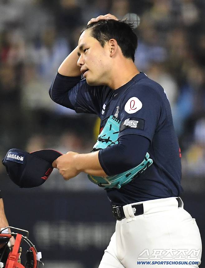 누가 봐도 노스윙이었는데...비디오 판독 후 볼넷, 무너진 김진욱 우연? [부산 현장]