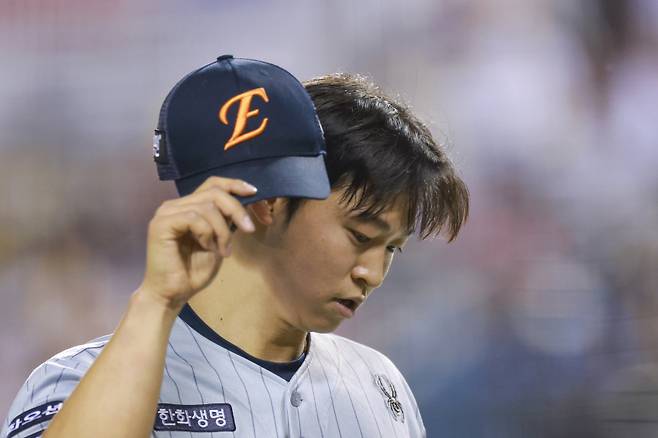 한화 엄상백 팔꿈치 수술 시즌 아웃, 78억 이적 후 ERA 6.67 개점휴업 [IS 잠실]